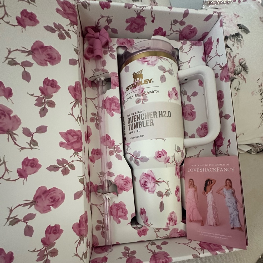 Stanley - Love Shack Fancy 40 0Z tumbler
NIB
